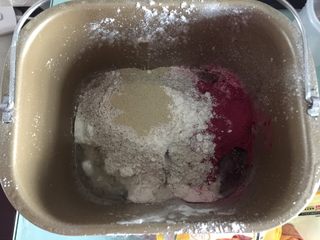 1、蛋黄豆沙蔓越莓包,面包桶里先放入水、盐、砂糖再放入高粉、全麦粉、蔓越莓粉和酵母粉，启动和面程序