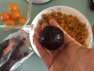 5、蛋黄豆沙蔓越莓包,收口