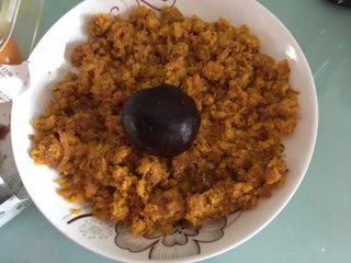 6、蛋黄豆沙蔓越莓包,放在肉松里滚一圈