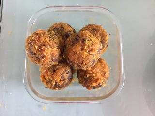 7、蛋黄豆沙蔓越莓包,用手压压紧成馅料团