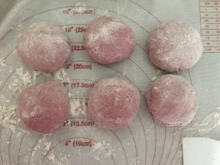 9、蛋黄豆沙蔓越莓包,取出后压扁排气分成6等分后松弛10分钟