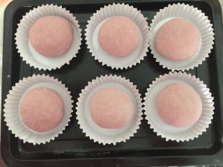 11、蛋黄豆沙蔓越莓包,收口后放入纸膜里