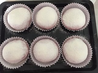 13、蛋黄豆沙蔓越莓包,二次发酵完成，在表面撒上干粉
