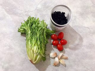 1、健康饮食の凉拌爽口小菜～苦菊裙带菜,首先我们准备好所有食材