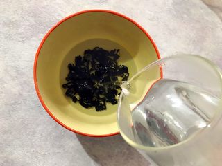 3、健康饮食の凉拌爽口小菜～苦菊裙带菜,倒入饮用水