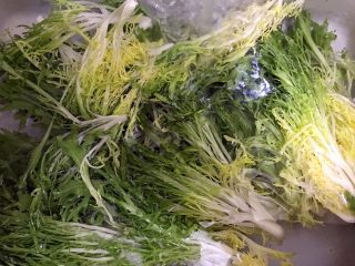 8、健康饮食の凉拌爽口小菜～苦菊裙带菜,再来处理苦菊，剪去根部，掰开来，清洗干净