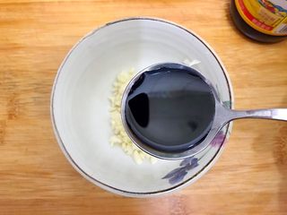 12、健康饮食の凉拌爽口小菜～苦菊裙带菜,现在我们来调碗汁，两勺生抽