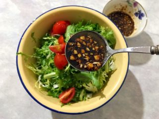 24、健康饮食の凉拌爽口小菜～苦菊裙带菜,加入碗汁