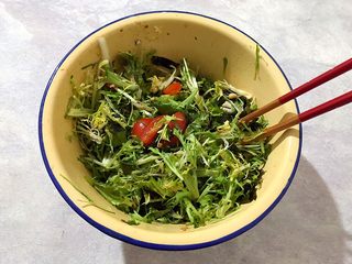 25、健康饮食の凉拌爽口小菜～苦菊裙带菜,搅拌均匀，即可