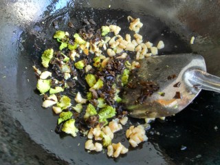 7、黎麦饭团,加入西兰花和木耳继续翻炒