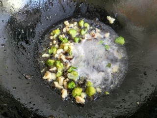 8、黎麦饭团,加少许水，因为我是给孩子吃，想炒的软些