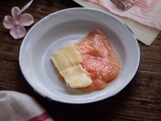 4、无油低脂 会拉丝的 爆浆芝士鸡米花,将马苏里拉放在肉片上