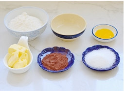 1、雪梨双倍巧克力塔 ,蛋黄和水混合，搅拌均匀后加入细砂糖，盐继续搅拌均匀。