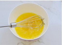 2、雪梨双倍巧克力塔 ,黄油切成小块倒入搅拌盆里软化后，用刮刀辗压搅拌均匀即可。