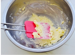 3、雪梨双倍巧克力塔 ,加入过筛后的低筋粉和可可粉。