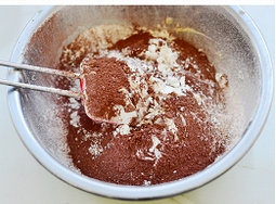 4、雪梨双倍巧克力塔 ,用刮刀搅拌均匀。