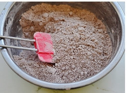 5、雪梨双倍巧克力塔 ,加入蛋液。