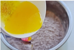 6、雪梨双倍巧克力塔 ,慢慢的搅拌。