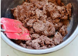 7、雪梨双倍巧克力塔 ,直到成团，光滑些为止，整形成正方形然后用保鲜膜包住放入冰箱冷藏3小时后使用。