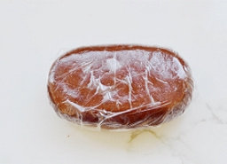 8、雪梨双倍巧克力塔 ,塔皮从冰箱拿出来后稍放会儿软化下，分割成2个面团。