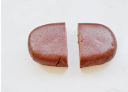 9、雪梨双倍巧克力塔 ,取一个面团，擀成一个21厘米左右大小的正方形，可以用尺子量一下。