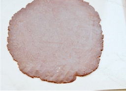 10、雪梨双倍巧克力塔 ,把塔皮盖在模具上，用手把面皮贴在模具里，并按压结实，以防脱落，用擀面杖在模具上压实。