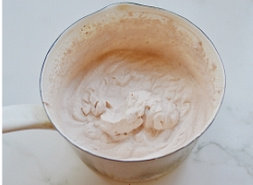 15、雪梨双倍巧克力塔 ,淡奶油加细砂糖加过筛后的可可粉打发至8分满。