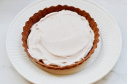 16、雪梨双倍巧克力塔 ,抹在塔底上，排放上切好的梨片，再在周围挤上2圈花，撒上可可粉，开心果碎和杏仁片即可