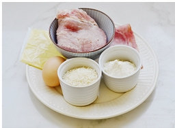 1、法式蓝带芝心猪排,锅烧热,加入面包糠和1勺的玉米油。