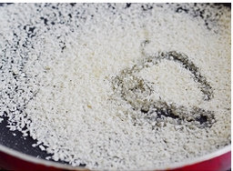 2、法式蓝带芝心猪排,混合均匀,稍翻炒下,盛出备用。