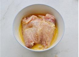 8、法式蓝带芝心猪排,猪排两面再沾上一层面粉。