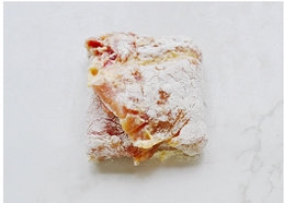 11、法式蓝带芝心猪排,再一次沾满蛋液。