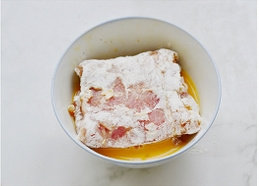 12、法式蓝带芝心猪排,放入面包糠中。