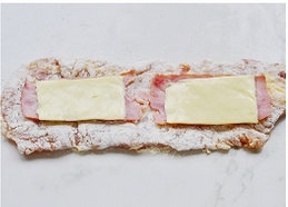 10、法式蓝带芝心猪排,将猪排卷起来。