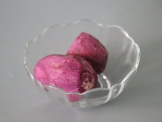 3、紫薯银耳羹,去皮的紫薯清洗干净。