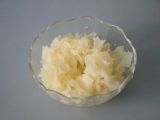 5、紫薯银耳羹,银耳提前泡发,洗净后撕成小片。