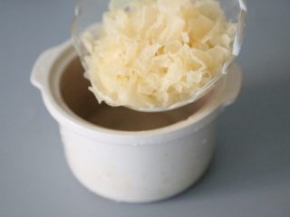 6、紫薯银耳羹,拿一个电炖锅,放入撕碎的银耳。