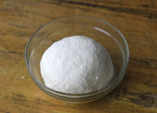 4、千层肉酥饼,面粉加温水，和成光滑面团，盖上盖子，醒20分钟