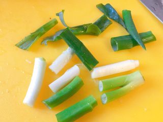 2、香死个仁儿的★葱油饼「佳儿秘方」,然后我们把葱切成段。如果是更细的小葱就更好了，那样就更有味，就可以绑上葱结来炸了。