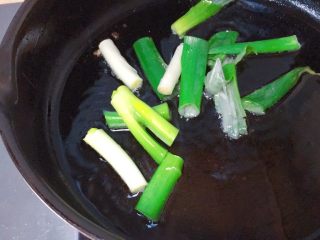 3、香死个仁儿的★葱油饼「佳儿秘方」,开始吧！不粘锅里我们下油，大概下个30到50毫升左右就够了油热5分。我们下葱。