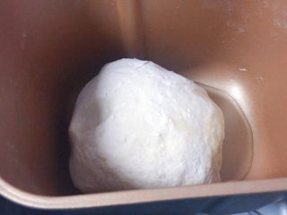 11、香死个仁儿的★葱油饼「佳儿秘方」,然后我们把面团放进面包机，再放20毫升冷水。如果没有面包机。就这俩样加一起，手动和面20分钟以上。
