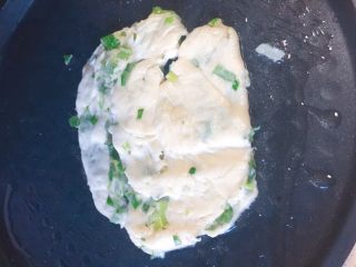 20、香死个仁儿的★葱油饼「佳儿秘方」,然后我们把饼放进去。将盖子盖好。