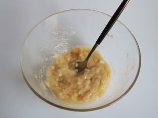 1、焦糖香蕉玛德琳花环,先将香蕉捣成泥，最好选择成熟的香蕉，可以保留少许颗粒，增加口感