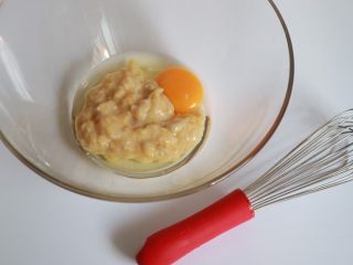 3、焦糖香蕉玛德琳花环,然后倒入刚刚捣碎的香蕉泥