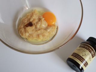 4、焦糖香蕉玛德琳花环,加入少许香草膏