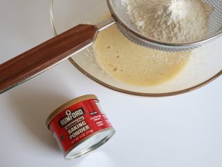 6、焦糖香蕉玛德琳花环,然后继续过筛加入低筋面粉与泡打粉