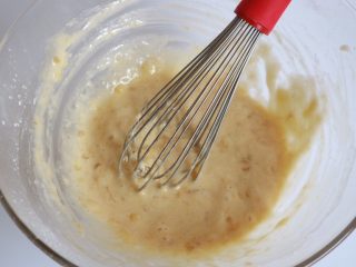 7、焦糖香蕉玛德琳花环,搅拌成均匀的面糊