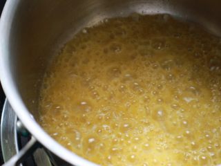 9、焦糖香蕉玛德琳花环,先开中小火将黄油融化，再转小火继续加热