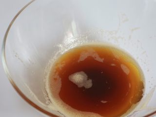 10、焦糖香蕉玛德琳花环,最后颜色呈浅褐色关火倒出，这时候底部会有一些焦化的渣滓，在倒入面糊的时候要注意不要一起倒进去了