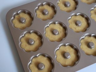 12、焦糖香蕉玛德琳花环,装入裱花袋，挤入模具